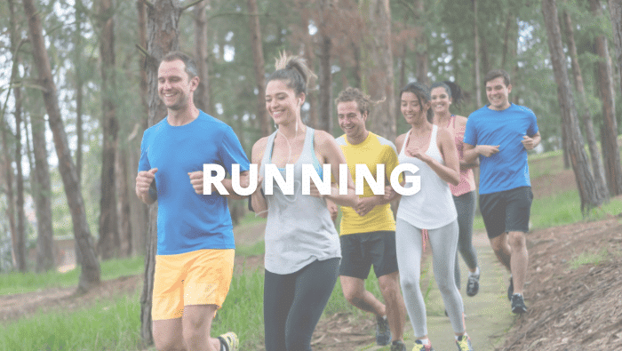 un groupe de personnes qui courent